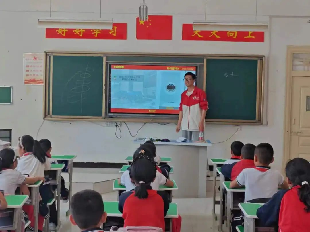 新疆喀什地區(qū)巴楚縣教育局關(guān)工委走進(jìn)小學(xué)開展 “我們愛科學(xué)”科普宣講活動(dòng)