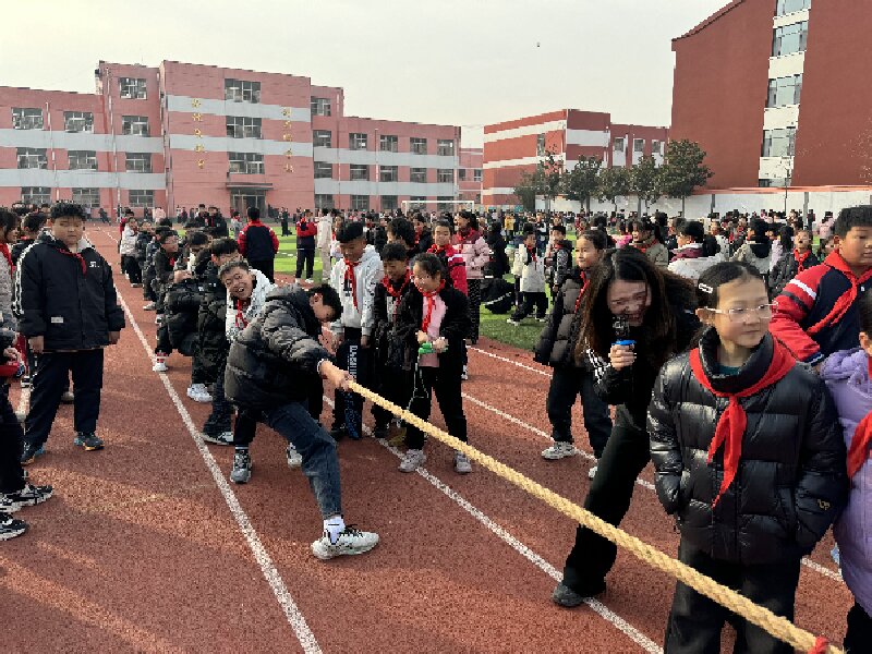 山東省臨沂市河東區(qū)劉店子中心小學舉行別開生面的拔河比賽