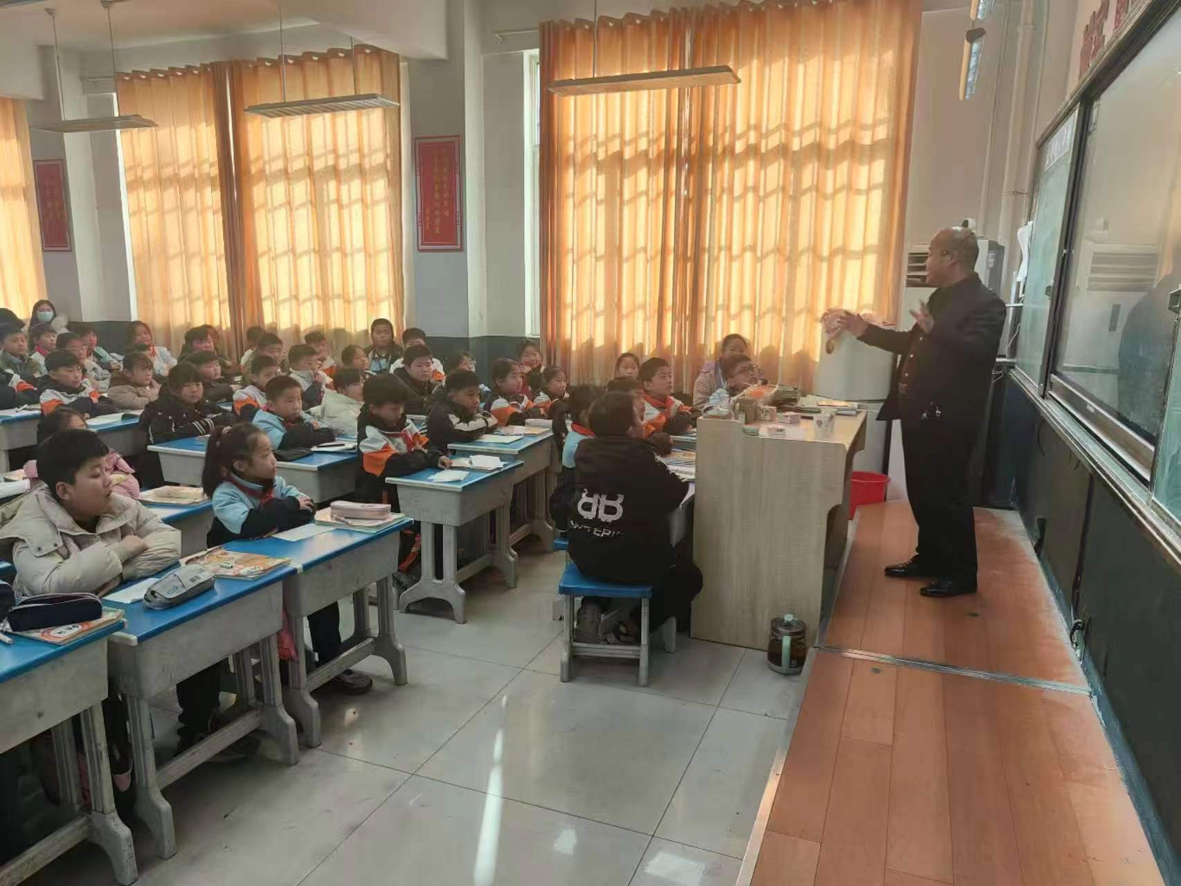 《中國當代小作家》雜志主編郝正波走進山東省臨沂市費縣探沂鎮(zhèn)張家村小學開展公益講座活動