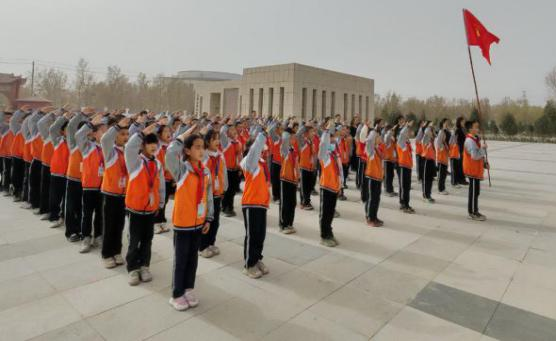 新疆維吾爾自治區(qū)喀什地區(qū)巴楚縣教育局關(guān)工委開(kāi)展“緬懷先烈，致敬英雄，傳承精神”活動(dòng)