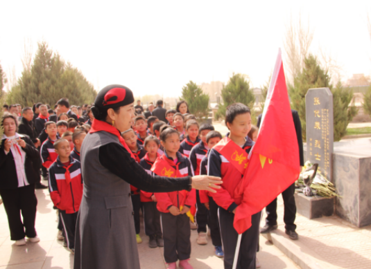 新疆維吾爾自治區(qū)喀什地區(qū)關(guān)工委聯(lián)合疏勒縣關(guān)工委開(kāi)展“銘記英烈志·共鑄中華魂”清明節(jié)烈士陵園掃墓活動(dòng)