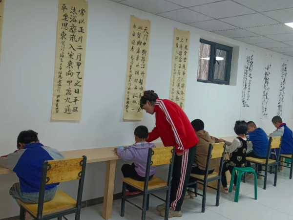 新疆維吾爾自治區(qū)喀什地區(qū)疏勒縣英爾力克鄉(xiāng)艾其庫(kù)其村關(guān)工委開(kāi)展關(guān)心關(guān)愛(ài)兒童活動(dòng)