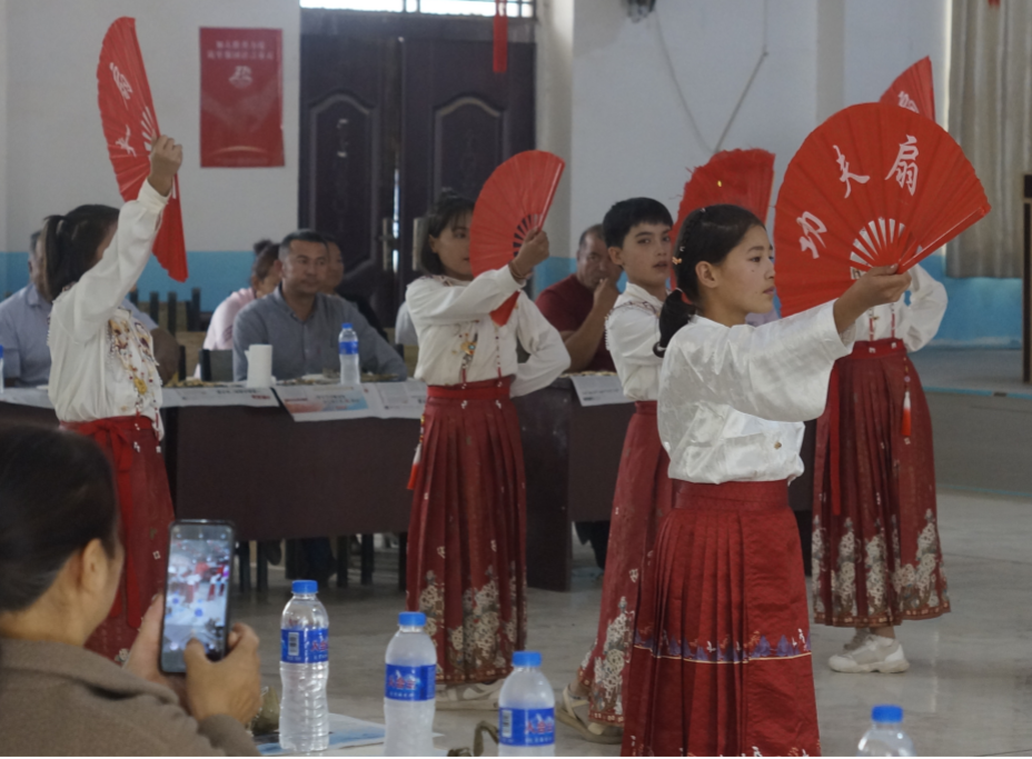 新疆維吾爾自治區(qū)喀什地區(qū)伽師縣第二中學(xué)駐村工作隊(duì)聯(lián)合開展“民族團(tuán)結(jié)一家親，粽葉飄香暖民心”