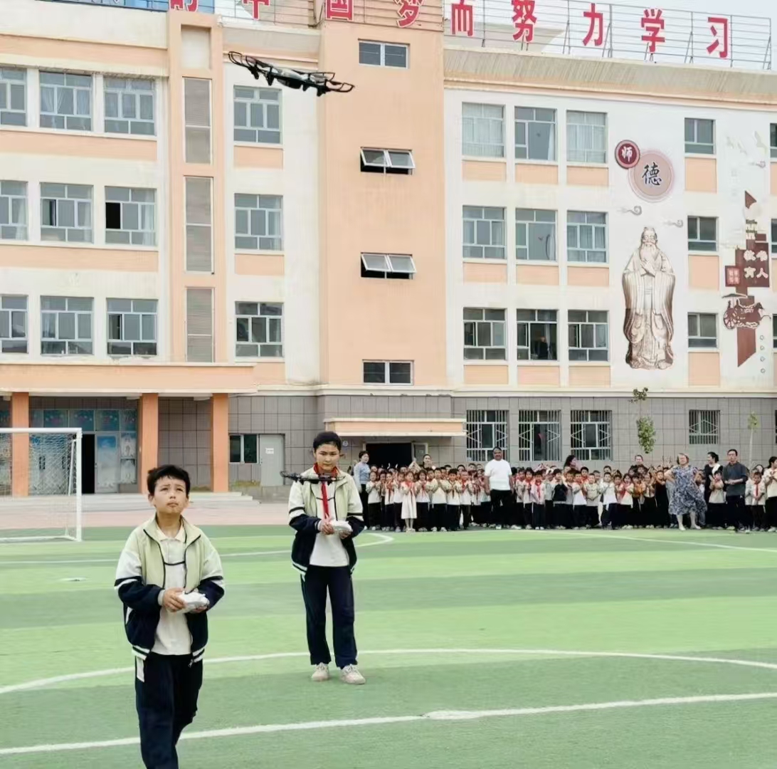 喀什地區(qū)疏勒縣第一小學(xué)關(guān)工委開展“科技賦能童年 創(chuàng)新點(diǎn)亮六一”無人機(jī)主題科技活動(dòng)
