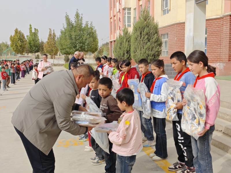 喀什地區(qū)澤普縣“銀齡護苗”幫扶團開展慰問活動