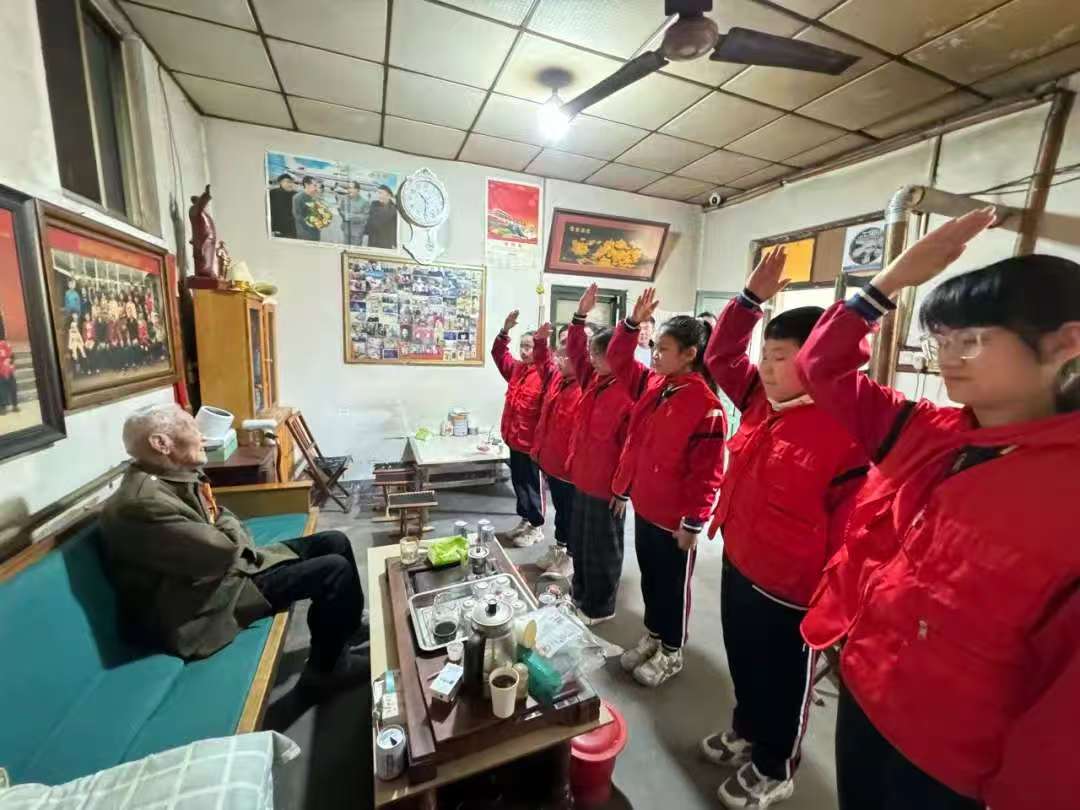 情暖重陽憶崢嶸 薪火相傳敬老兵——山東省臨沂市河?xùn)|區(qū)八湖鎮(zhèn)坊上小學(xué)開展重陽節(jié)慰問抗美援朝老兵志愿活動