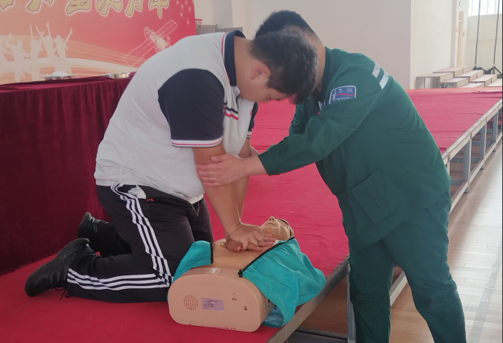 黑龍江省牡丹江市第二高級中學(xué)關(guān)工委組織開展“急救知識進(jìn)校園 守護(hù)青春安全線”培訓(xùn)活動