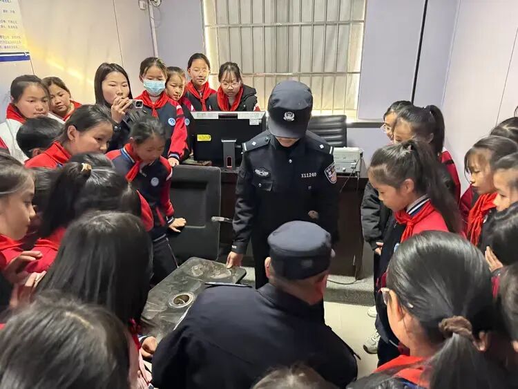 隊(duì)員進(jìn)警營(yíng) 體驗(yàn)真“警”彩——山東省臨沂市河?xùn)|區(qū)八湖鎮(zhèn)劉店子中心小學(xué)開展學(xué)生進(jìn)警營(yíng)研學(xué)實(shí)踐活動(dòng)