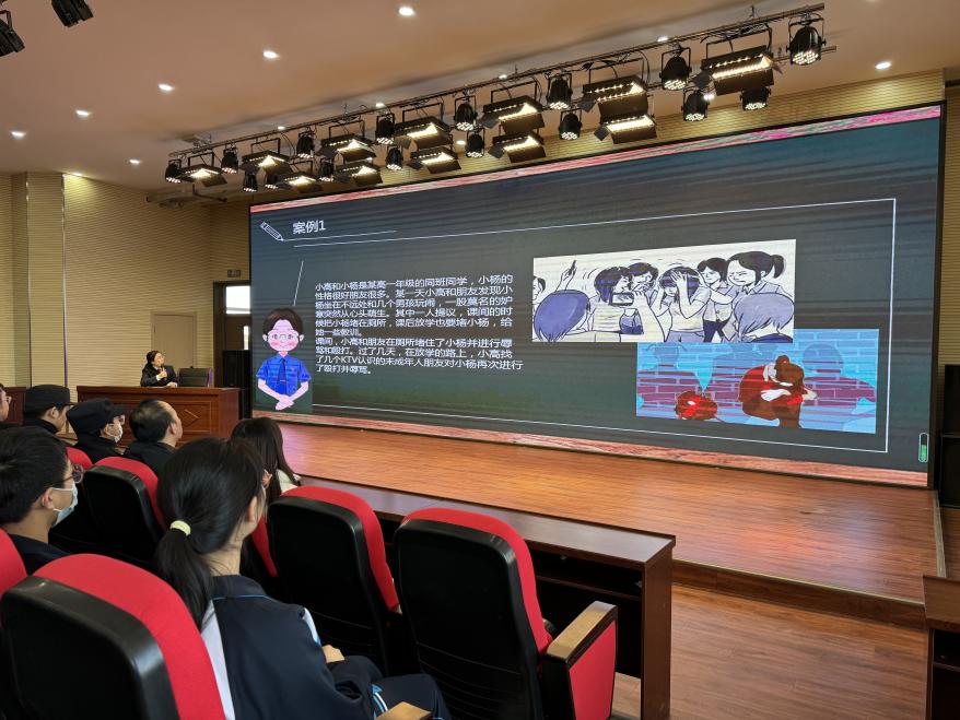 黑龍江省齊齊哈爾市建華區(qū)鳳凰中學(xué)關(guān)工委開展“法治護(hù)航成長(zhǎng)”系列活動(dòng)