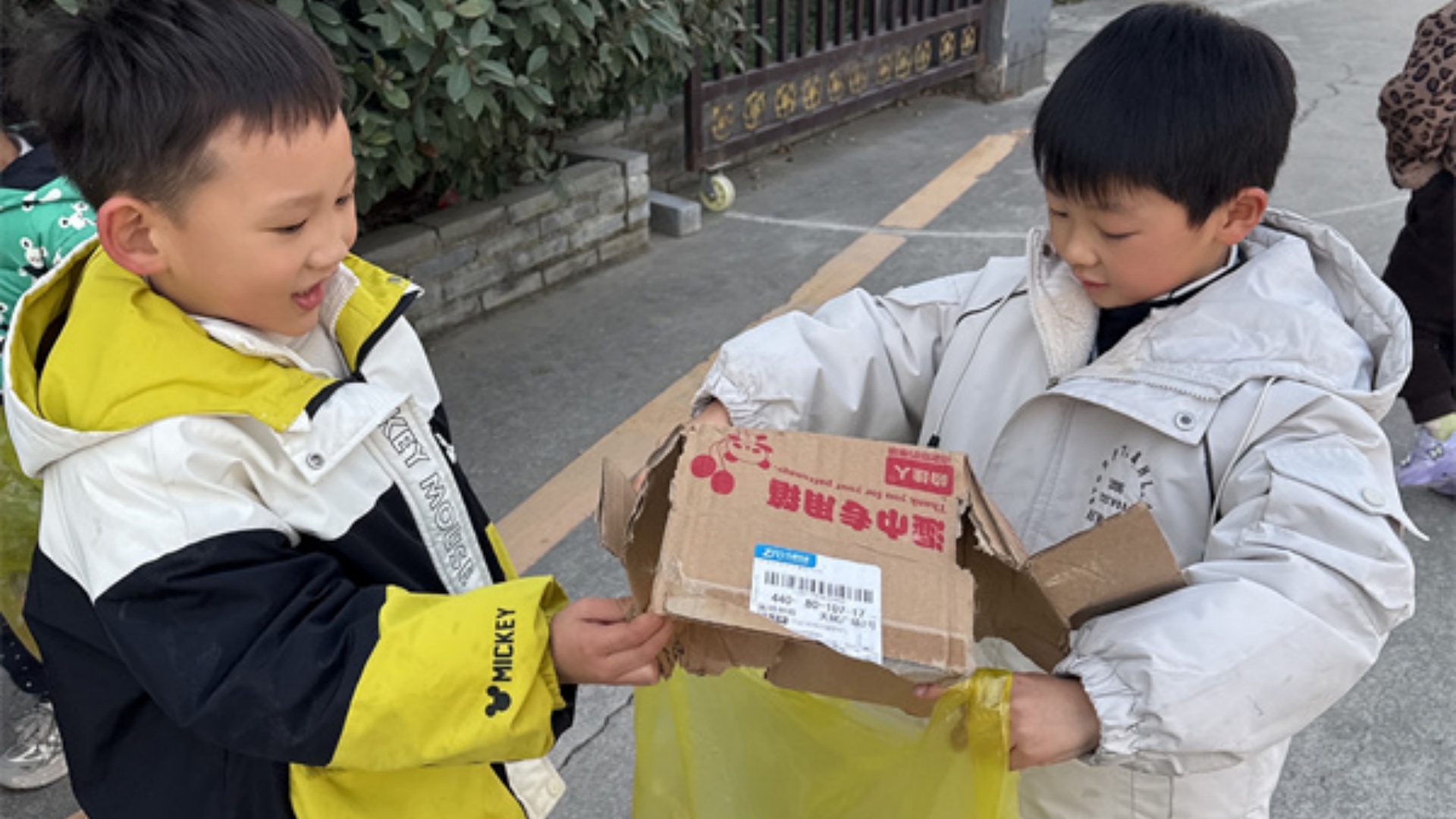 走出校園護(hù)環(huán)境 撿拾垃圾添光彩——江蘇省徐州市銅山區(qū)沿湖街道幼兒園關(guān)工委開展戶外實踐活動