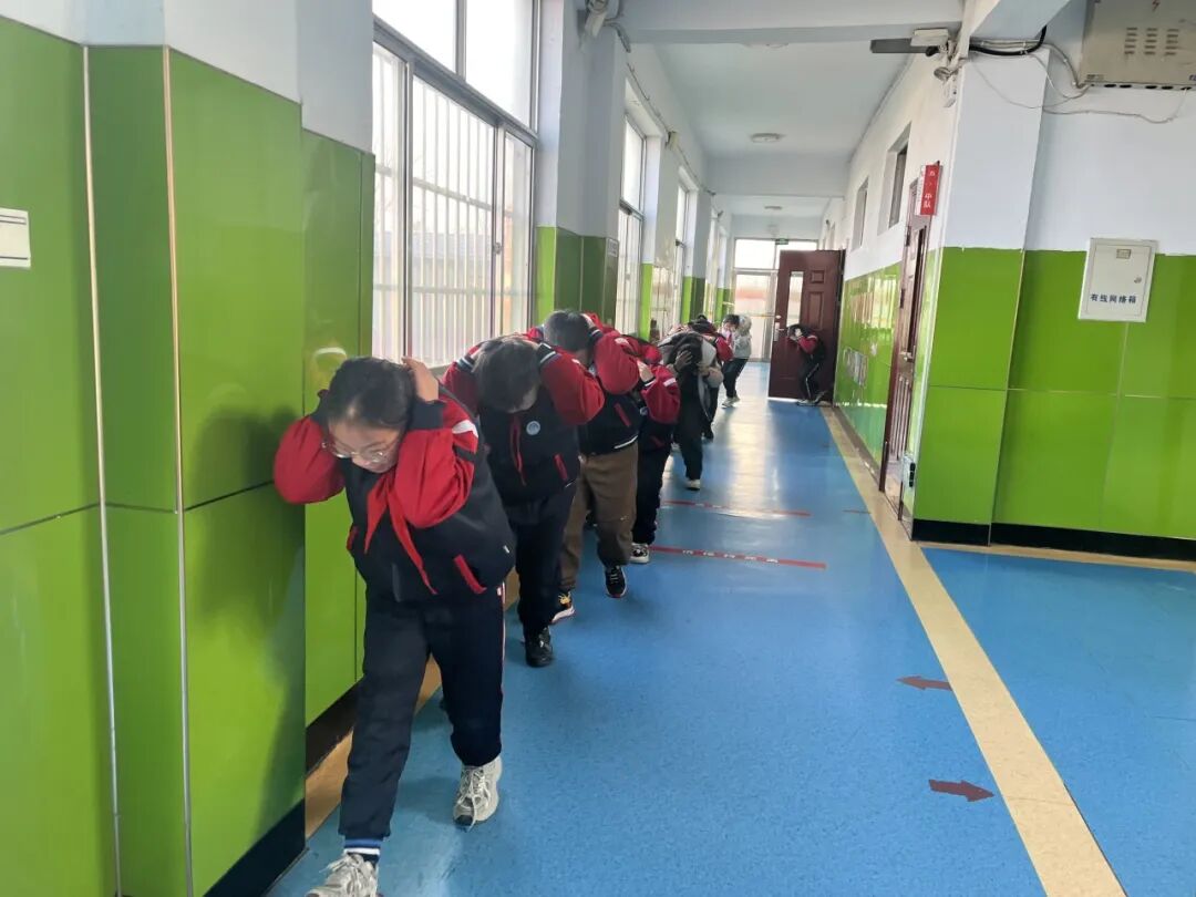 以練筑防 守護(hù)師生安全——山東省臨沂市河?xùn)|區(qū)八湖鎮(zhèn)石拉淵小學(xué)舉行防震減災(zāi)應(yīng)急安全演練