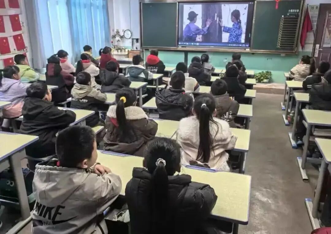 讀懂沂蒙“信”仰 賡續(xù)紅色血脈——山東省臨沂市河?xùn)|區(qū)八湖鎮(zhèn)劉店子中心小學(xué)組織全體學(xué)生觀看沂蒙紅色微電影《信》