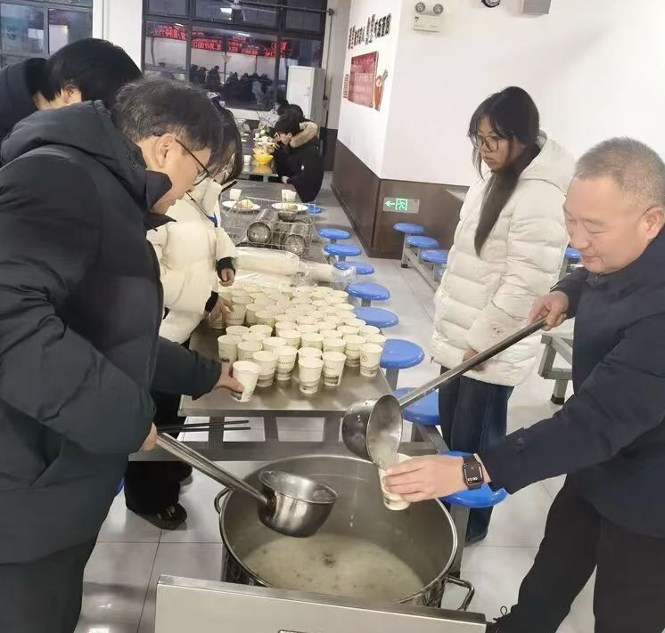 濃情臘八粥 暖沁學(xué)子心——江蘇省徐州市銅山區(qū)大許中學(xué)關(guān)工委免費(fèi)送粥情暖校園