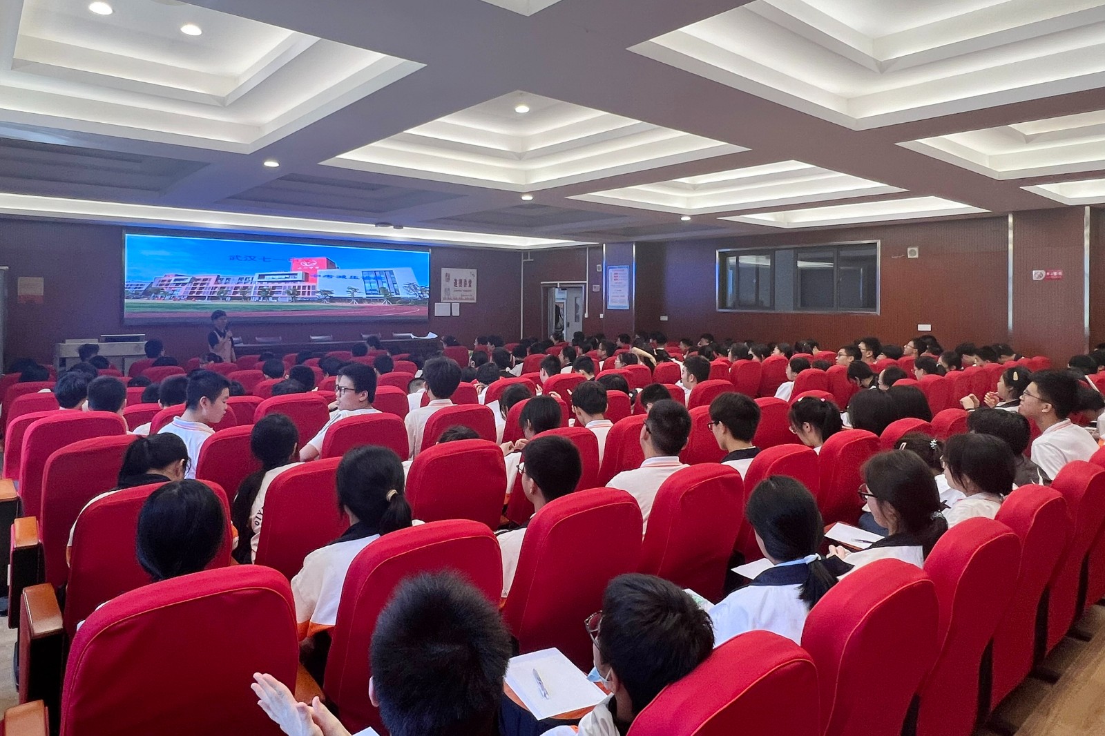 1718327119572290.jpg 七一中學(xué) (1).jpg