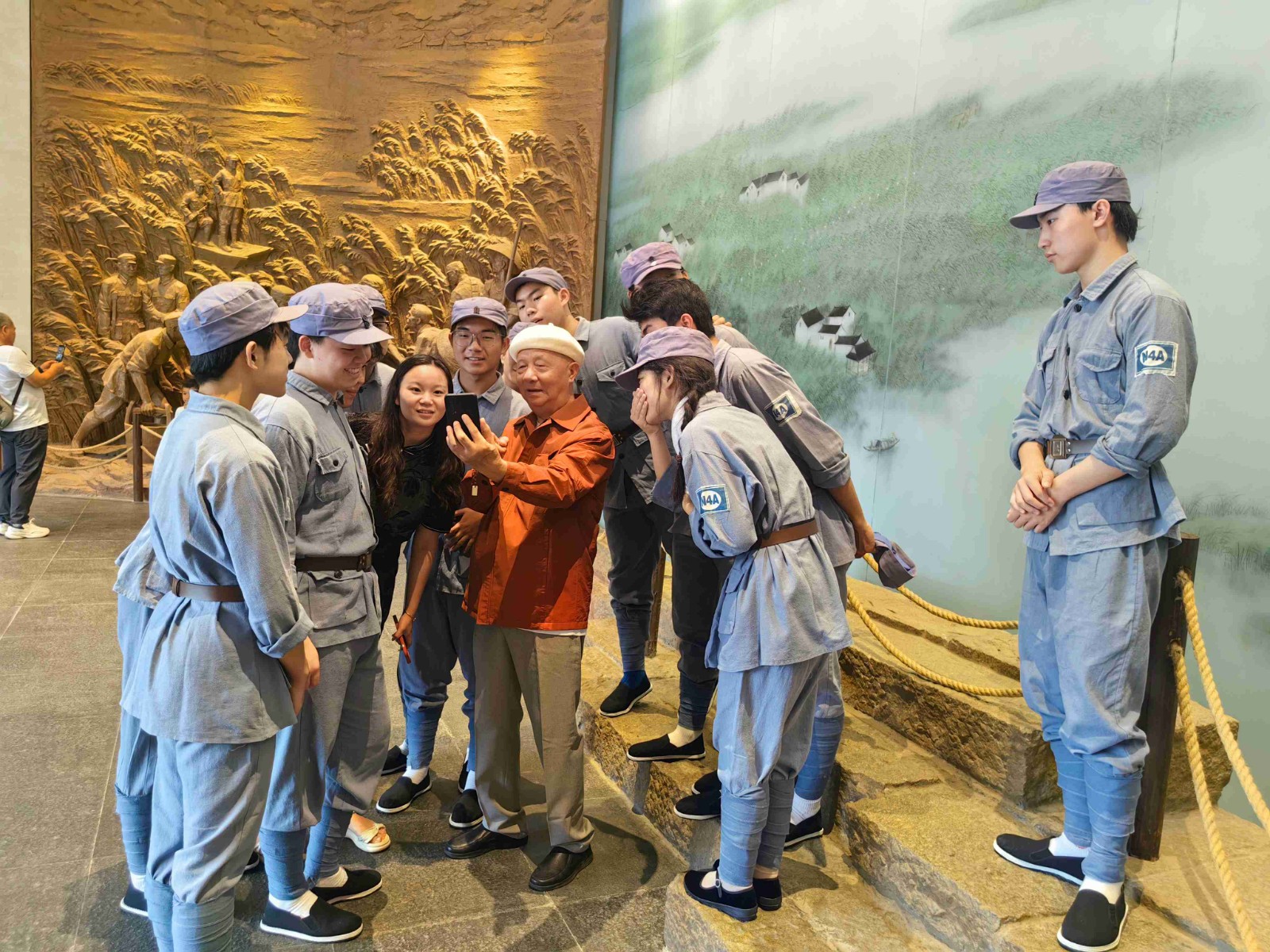 1745389976981944.jpg 蘇州市最美“五老”劉喜堯和常熟王淦昌高級(jí)中學(xué)的同學(xué)們共同完成“五老”講述紅色革命故事微視頻拍攝.jpg