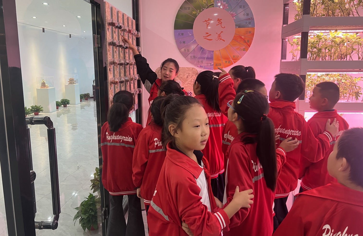 參觀種植區(qū) 感受自然美 ——內(nèi)蒙古赤峰市元寶山區(qū)西城街道新景四季東社區(qū)關(guān)工委組織小學(xué)生開展參觀活動