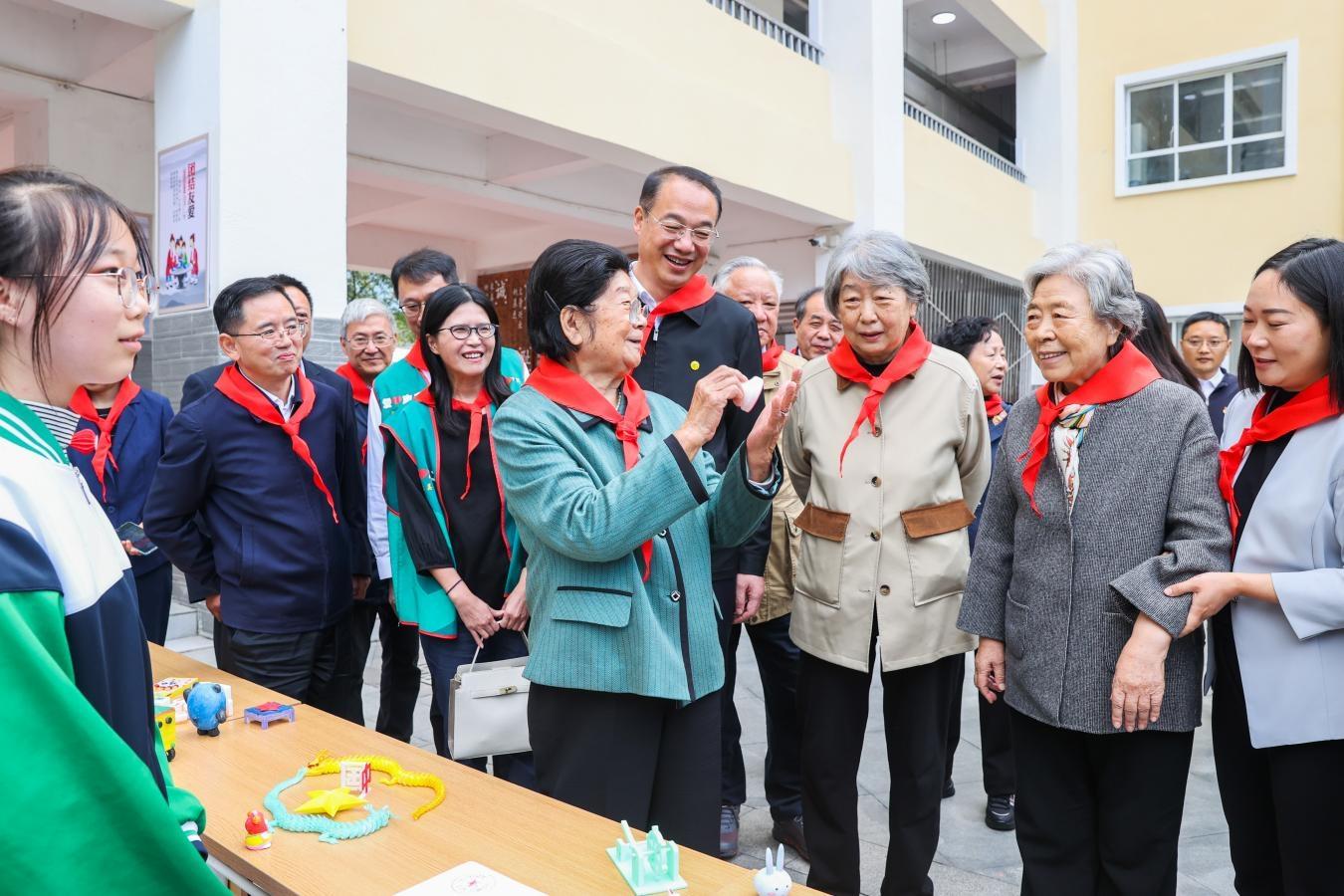 中國關(guān)工委主任顧秀蓮來雅調(diào)研關(guān)心下一代工作