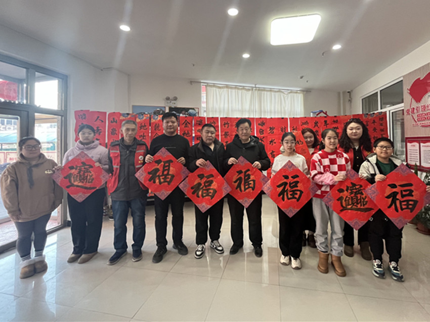 妙筆迎新春 潑墨贈祝福 ——內(nèi)蒙古自治區(qū)赤峰市元寶山區(qū)平莊城區(qū)街道星海社區(qū)關(guān)工委開展新出送?；顒? style=
