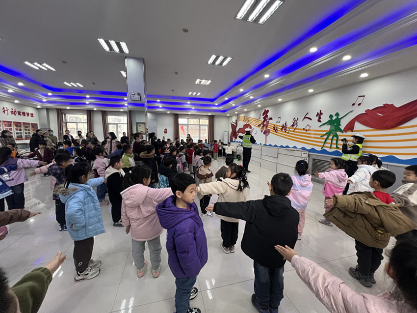 警社攜手護(hù)幼苗 安全“童”行筑未來——內(nèi)蒙古自治區(qū)赤峰市東城街道銀河社區(qū)關(guān)工委開展幼兒道路 安全啟蒙活動(dòng)