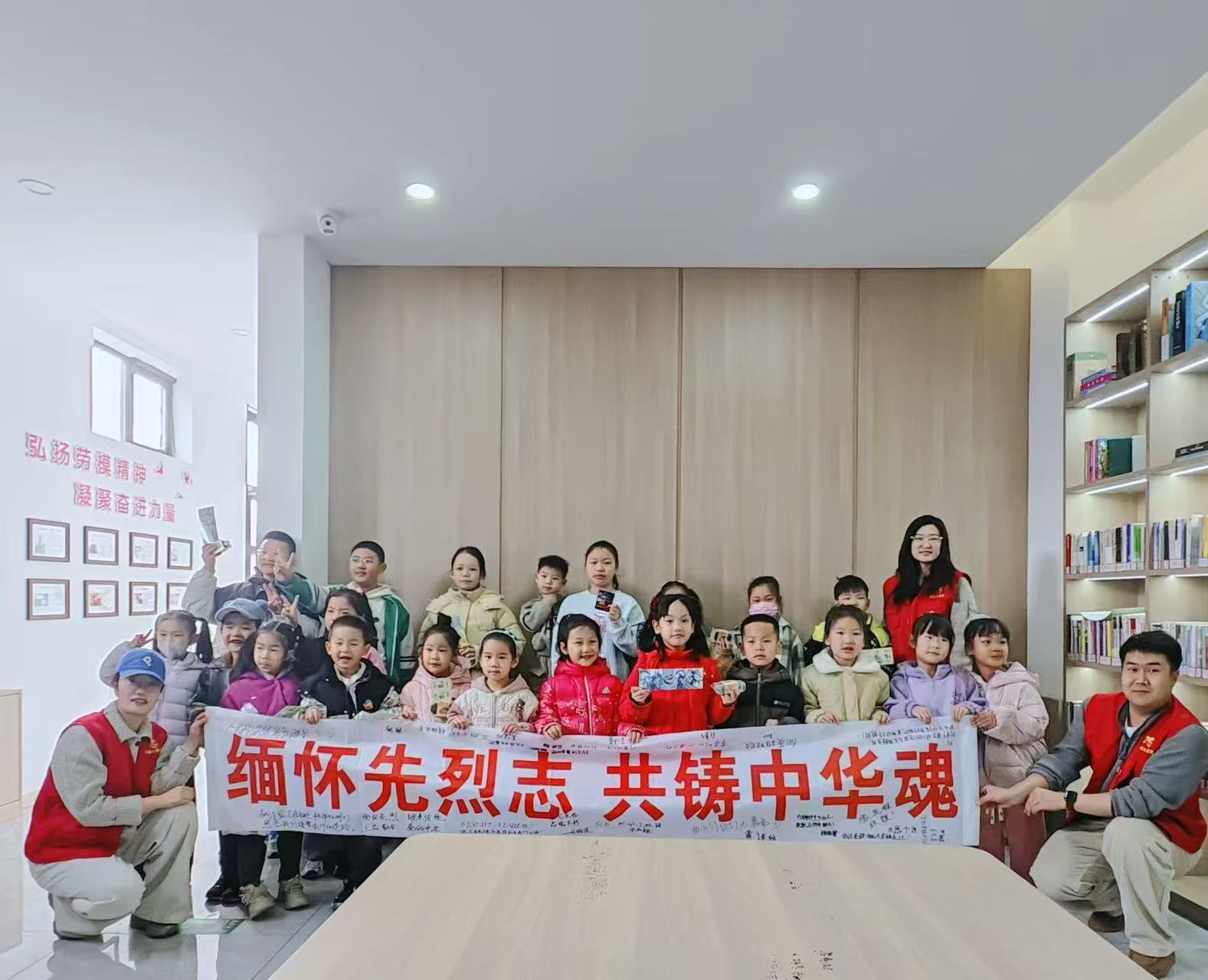 緬懷先烈志 共筑中華魂 ——內(nèi)蒙古自治區(qū)赤峰市元寶山區(qū)西城街道陽光社區(qū)關(guān)工委清明節(jié)故事分享活動(dòng)