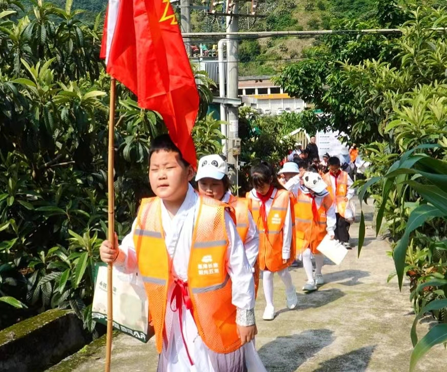  綠色實踐育新苗 田間研學(xué)啟真知——四川省雅安市寶興縣開展“探秘金果·研學(xué)趣旅”主題活動