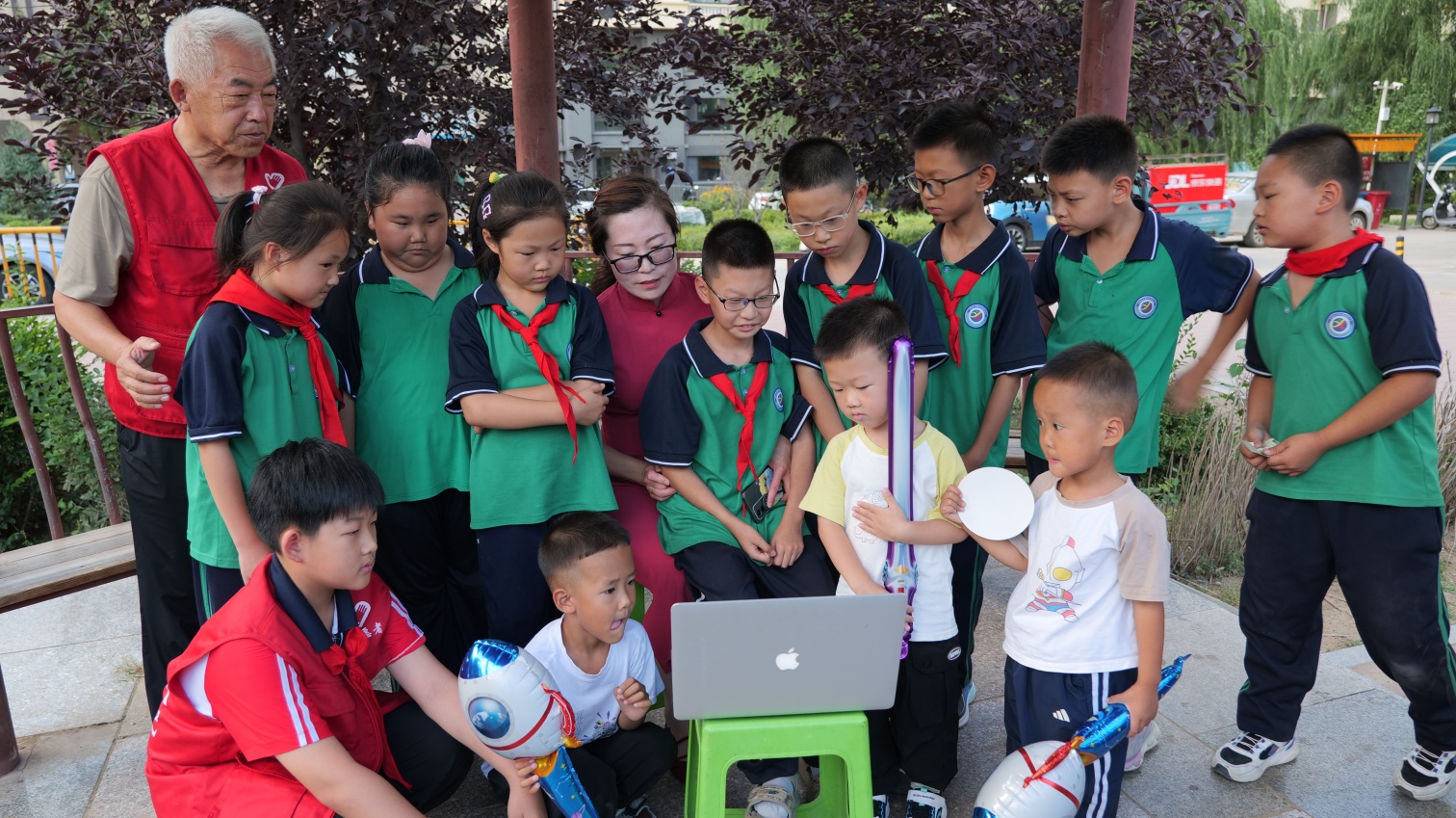 哈達(dá)映國(guó)旗，童心觀閱兵——內(nèi)蒙古自治區(qū)赤峰市元寶山區(qū)草原藍(lán)哈達(dá)關(guān)工委與益元志愿隊(duì)共筑紅 色教育課