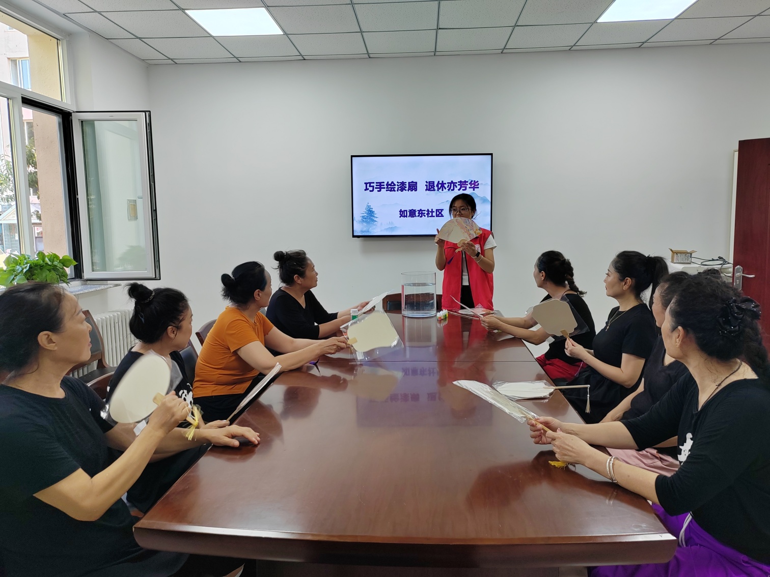 巧手繪漆扇 退休亦芳華——內(nèi)蒙古自治區(qū)赤峰市元寶山區(qū)西城街道如意東社區(qū)關(guān)工委開(kāi)展教師節(jié)主題活動(dòng)