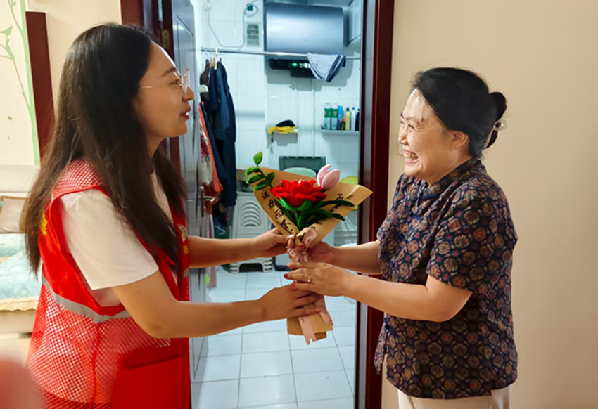 手工花束敬師恩 薪火相傳育新人——內(nèi)蒙古赤峰市元寶山區(qū)西城街道錦繡社區(qū)關(guān)工委為社區(qū)教師送節(jié)日祝福