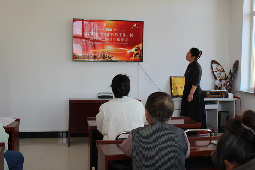 鄰里同心 雙節(jié)同慶——內蒙古赤峰市元寶山區(qū)西城街道錦繡社區(qū)關工委舉辦雙節(jié)慶?；顒? style=