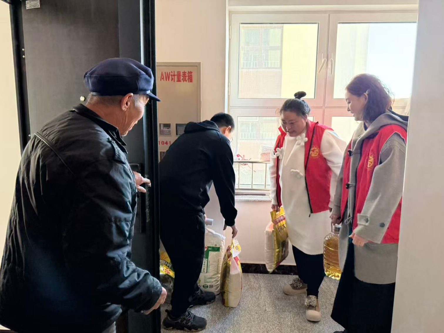 物資載情聽黨話  服務(wù)為民跟黨走——內(nèi)蒙古赤峰市元寶山區(qū)西城街道新景四季東社區(qū)關(guān)工委為老人送溫暖活動(dòng)