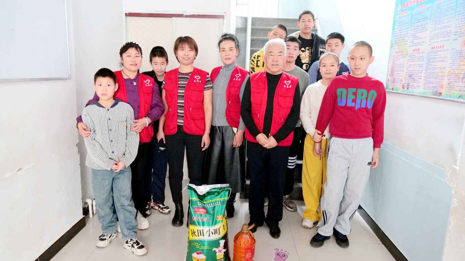 雙份堅(jiān)守 雙倍暖陽——內(nèi)蒙古自治區(qū)赤峰市元寶山區(qū)草原藍(lán)哈達(dá)協(xié)會關(guān)工委三對夫妻志愿者暖冬赴約康復(fù)樂園