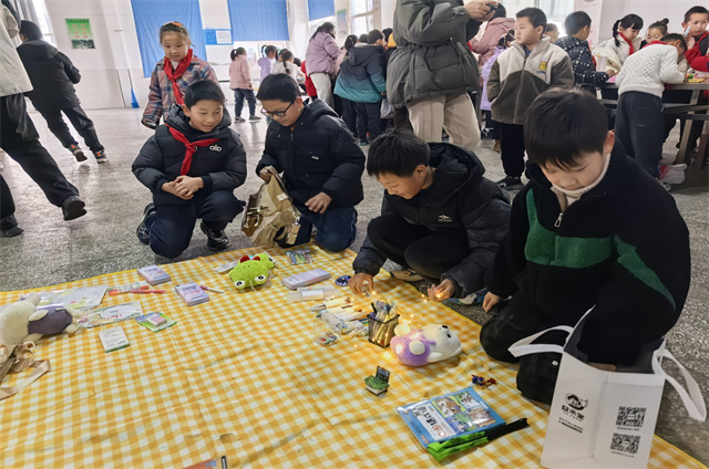 江蘇省南通市如東縣曹埠鎮(zhèn)開展“小市場，大樂趣”校園跳蚤市場主題活動