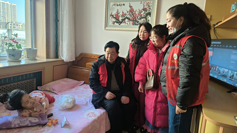 內(nèi)蒙古自治區(qū)赤峰市元寶山區(qū)平莊城區(qū)街道星海社區(qū)關(guān)工委攜手陽光之家志愿者協(xié)會慰問殘疾人家