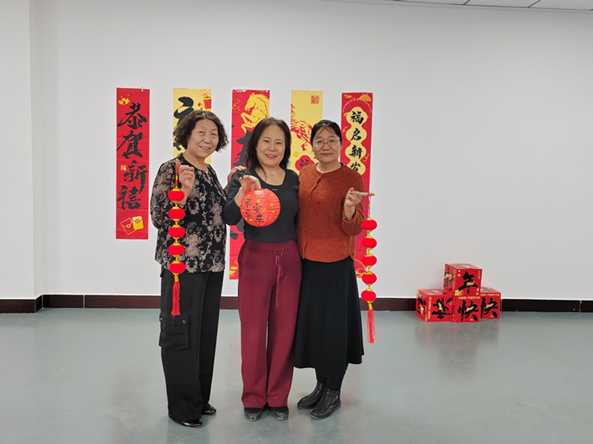 新年新氣‘相’定格幸福年——內(nèi)蒙古自治區(qū)赤峰市元寶山區(qū)平莊西城街道如意東社區(qū)關(guān)工委開展為老年居民攝影活動