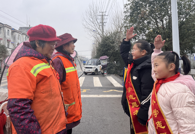 紅花獻(xiàn)給馬路“雷鋒”