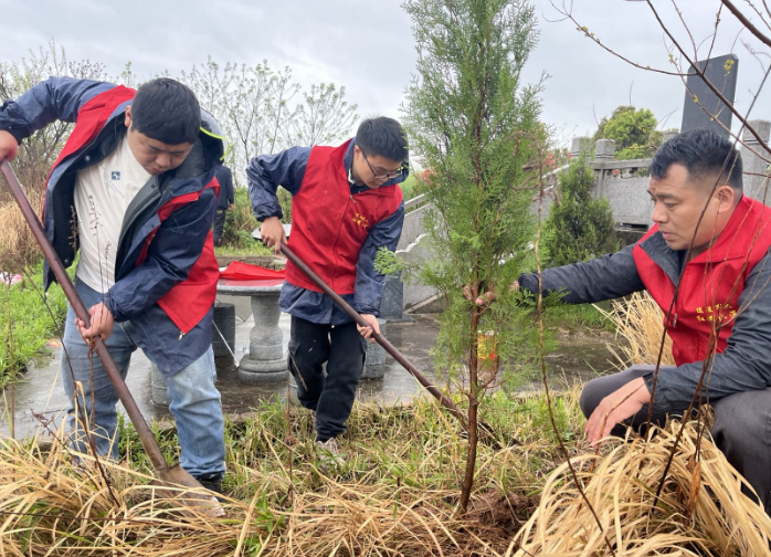 安徽省廬江縣泥河鎮(zhèn)關(guān)工委組織青年志愿者向革命先烈學(xué)習(xí)