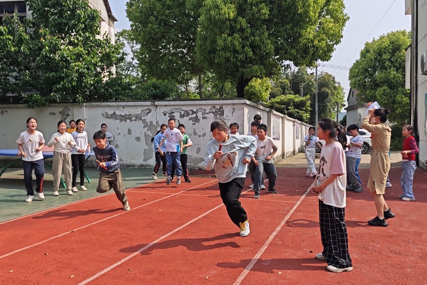 安徽省廬江縣泥河鎮(zhèn)中心學(xué)校關(guān)工委組織開展校園運(yùn)動(dòng)會(huì)