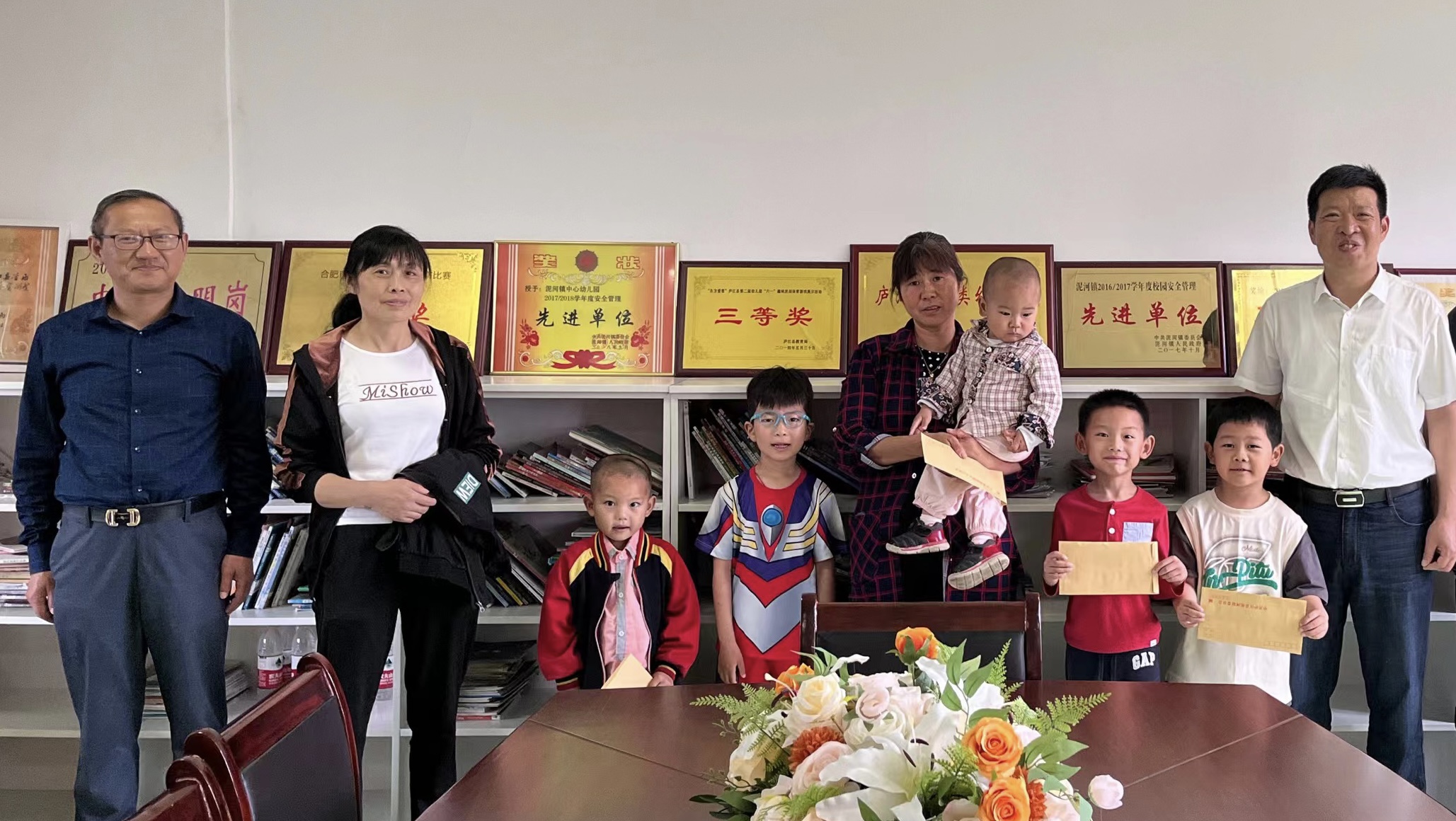 發(fā)放“大禮包”