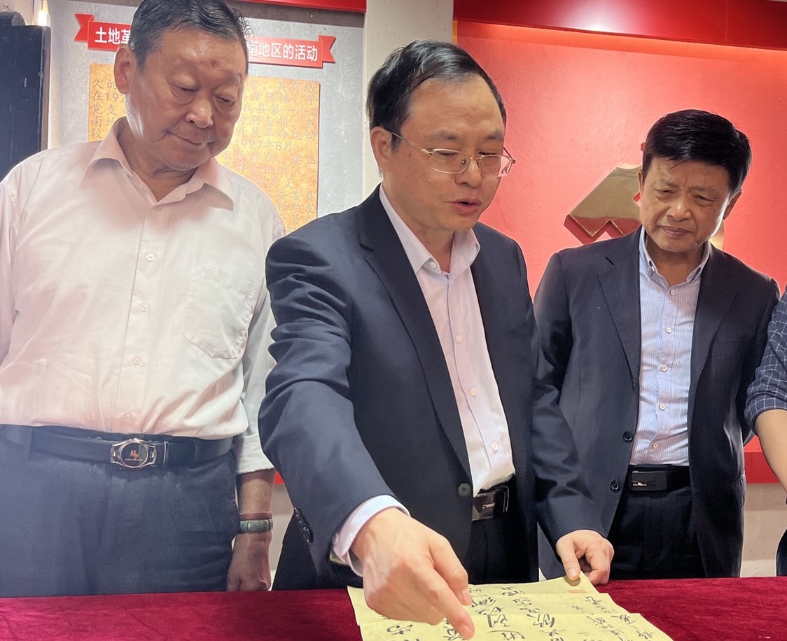 安徽省廬江縣“五老”志愿者來(lái)到泥河鎮(zhèn)，指導(dǎo)愛(ài)國(guó)主義教育基地建設(shè)