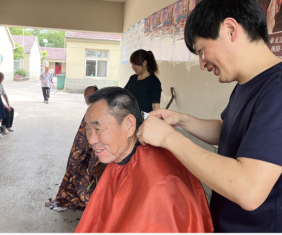 安徽省廬江縣泥河鎮(zhèn)關(guān)工志愿者為老人義務(wù)理發(fā)
