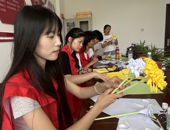 安徽省廬江縣泥河鎮(zhèn)關工委組織志愿者制作紙菊花向英烈致敬