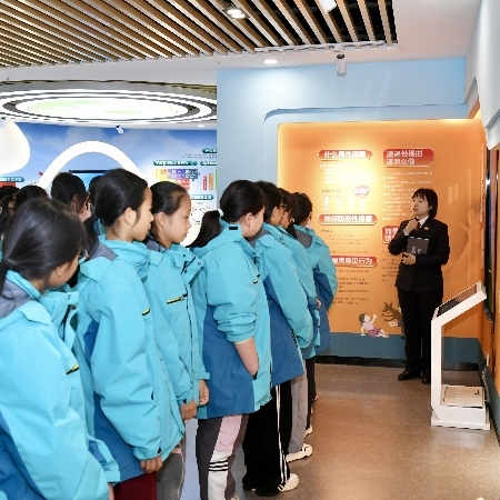 安徽省合肥市包河區(qū)義城街道龍咀湖社區(qū)關(guān)工委開展憲啟青春路，法護(hù)少年行活動