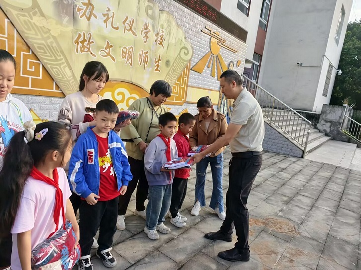四川省自貢市富順縣代寺鎮(zhèn)石農(nóng)小學(xué)舉行愛心企業(yè)校服捐贈(zèng)活動(dòng)