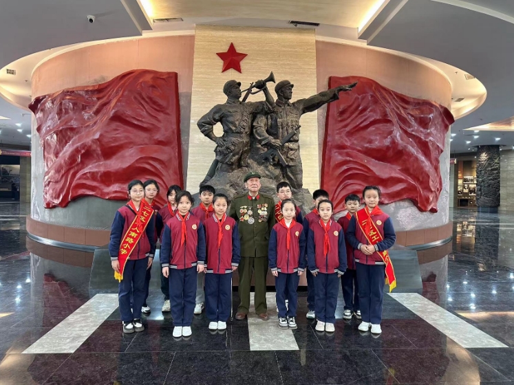 河南省鄭州市關(guān)工委組織“五老”和青少年開(kāi)展清明祭英烈主題活動(dòng)