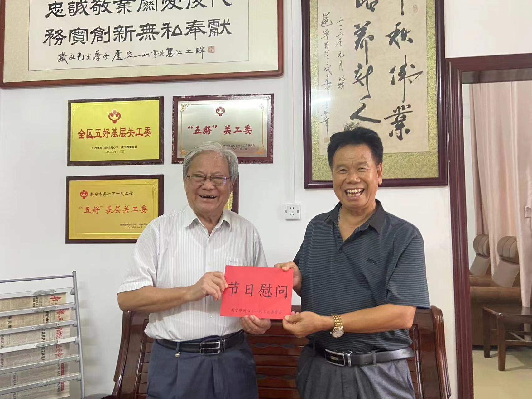 廣西壯族自治區(qū)南寧市關(guān)工委領(lǐng)導(dǎo)走訪慰問邕寧區(qū)關(guān)工委駐會(huì)“五老”