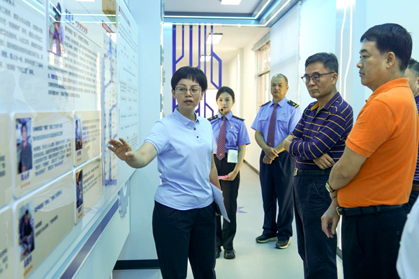 中國(guó)鐵路南寧局集團(tuán)公司關(guān)工委常務(wù)副主任張柳勝到南寧電務(wù)段開(kāi)展創(chuàng)建 “寧鐵電務(wù)系統(tǒng)五老工作室”調(diào)研