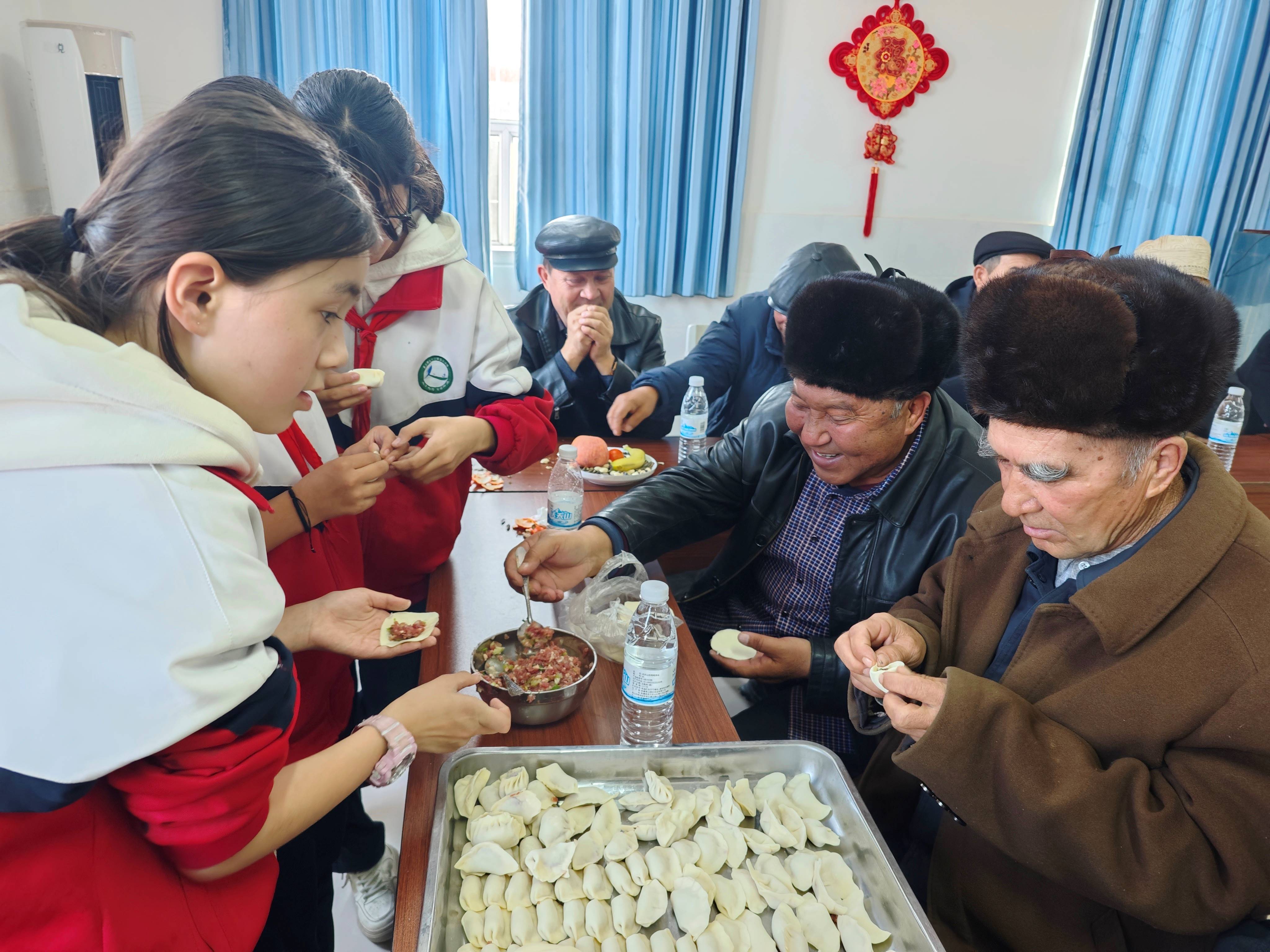 第三師圖木舒克市五十三團(tuán)金胡楊鎮(zhèn)關(guān)工委舉辦“‘五老’關(guān)懷進(jìn)社區(qū) 冬至民俗潤童心”活動(dòng)