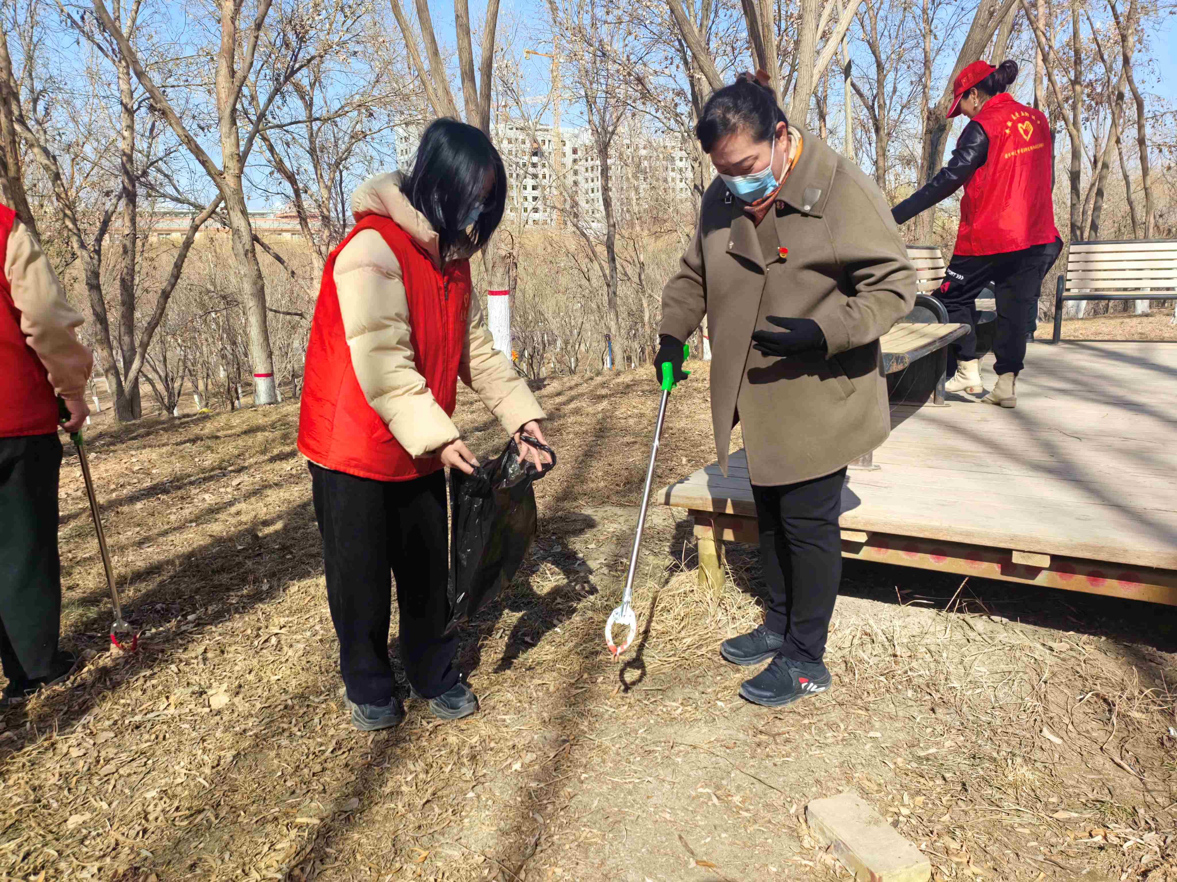 第三師圖木舒克市關(guān)工委聯(lián)合前海街道關(guān)工委開(kāi)展“傳承雷鋒精神、共建綠色家園”主題實(shí)踐活動(dòng)