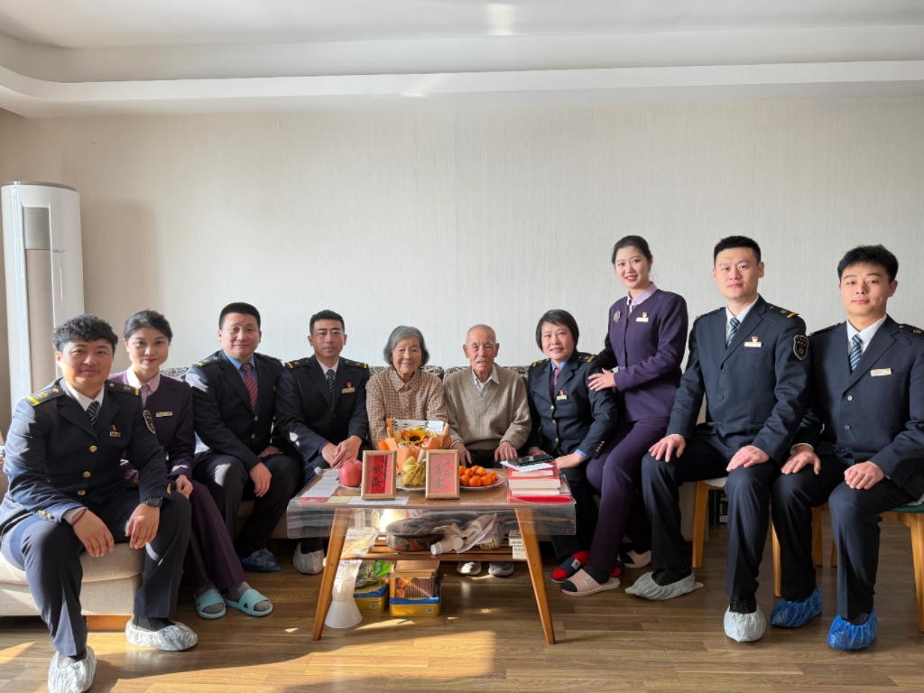 沈陽客運(yùn)段動車二隊(duì)慰問全國勞模張敏媛