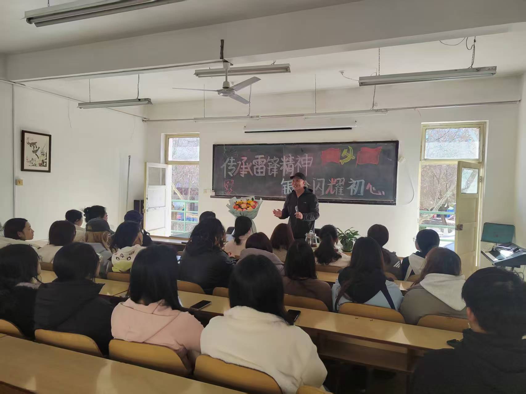 河北省秦皇島市關(guān)工委宣教團團長李文玲為河北科技師院工商學(xué)院學(xué)生宣講雷鋒精神